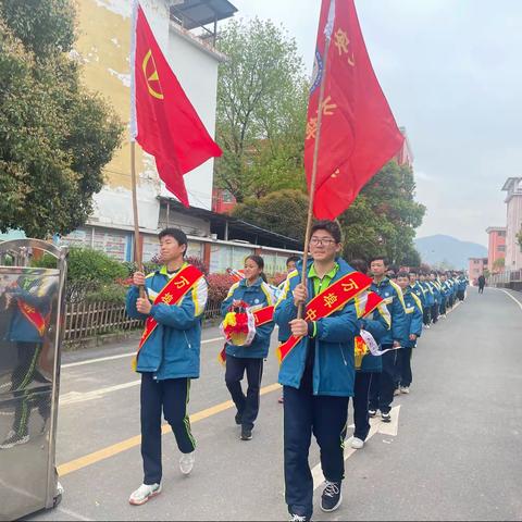 缅怀革命先烈 弘扬民族精神——万埠中学清明祭扫活动