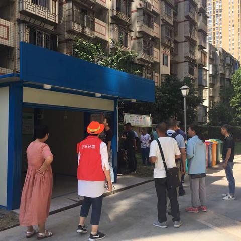 垃圾分类屋建设受到重视，林立清区长视察垃圾分类屋建设情况。