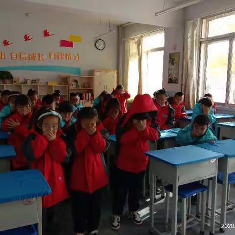 “强化师生安全意识，提高防范自救能力”百灵庙第二小学开展“消防安全演练”活动