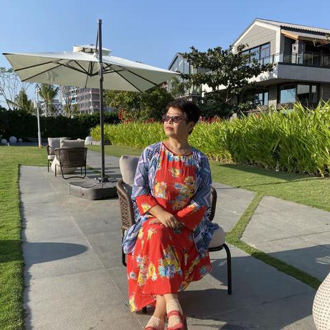 碧水蓝天夜入梦，世外桃源任徜徉，生生不息轮回转，悄问他人在天堂。