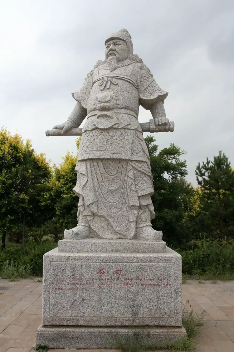 广武汉墓群前的汉武帝雕塑广场