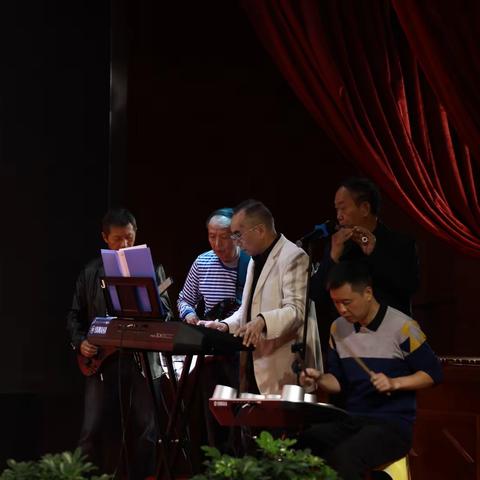 浓浓重阳敬老情，军魂养正少年强