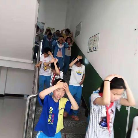 富仁镇大寨子小学防震疏散演练