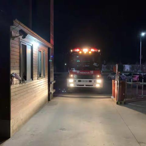 九龙消防救援站开展居民小区消防通道测试