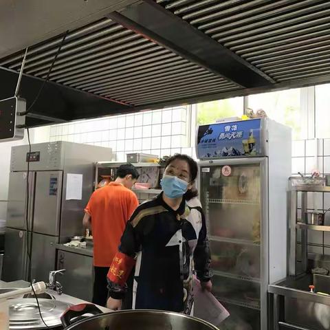 金耀街道鼎立社区开展油烟、消防安全排查工作