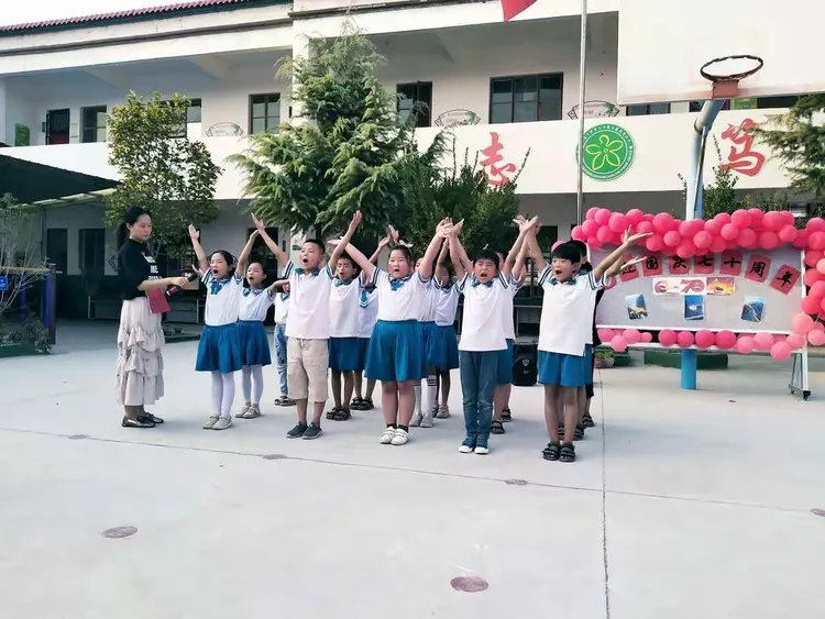王村乡大马寨宝健希望小学全体师生献礼祖国七十华诞