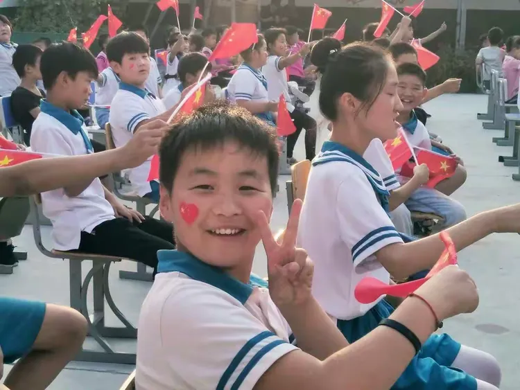 王村乡大马寨宝健希望小学全体师生献礼祖国七十华诞