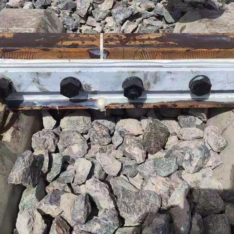 库东线桥车间绝缘接头整治“进行时”