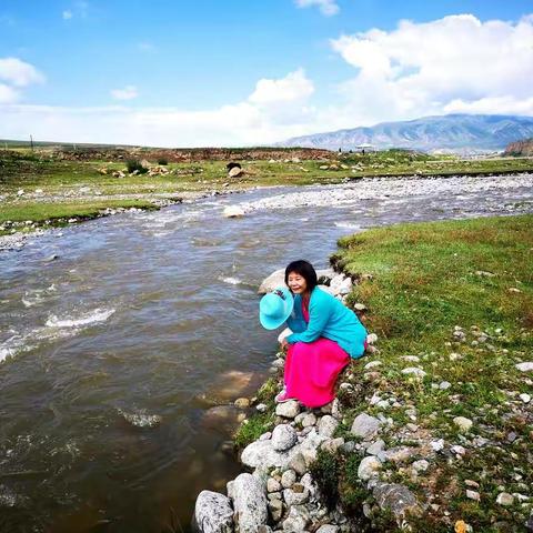 倒淌河畔听风吟