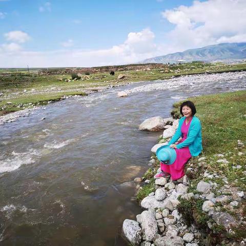 倒淌河畔听风吟