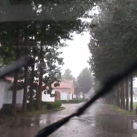 雨中家访   情谊依依