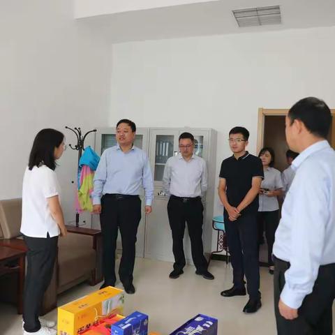 内黄县农信联社党委班子成员节日看望慰问县清收小组成员单位