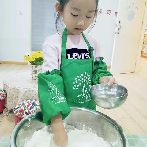 格林幼儿园大一班烘焙坊手工麻食