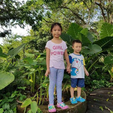 风儿轻轻吹，左手牵大宝，右手护小宝，吉祥三宝哈，祝福：宝宝们开心快乐、健康茁壮成长。
