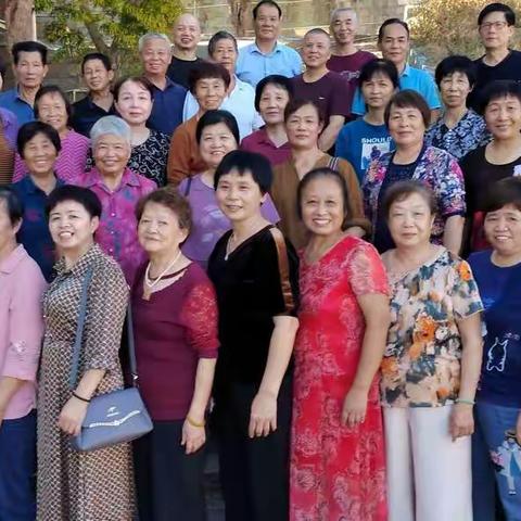 聚在金秋，在记忆深处寻觅着熟悉快乐的感觉，曾经共事的一切渐渐清晰。勾起回忆的是我们一起奋斗的热血青春