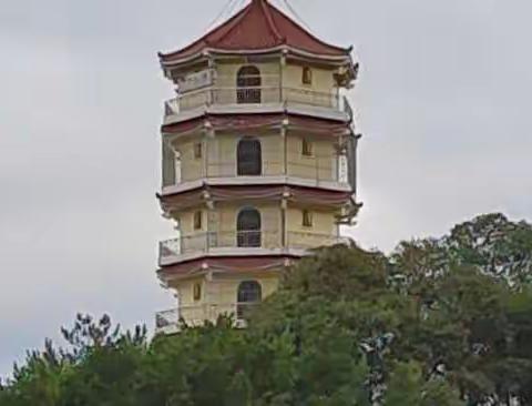 昨天越来越多，明天越来越少。走过的路长，遇见的人多，不经意间发现，人生最曼妙的风景是内心的…