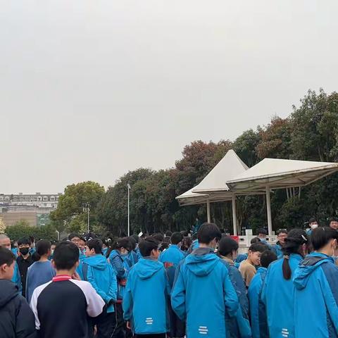 三月春“锋”入校园 爱心义卖传温暖———宁波市第十五中学开展“学雷锋”爱心义卖活动