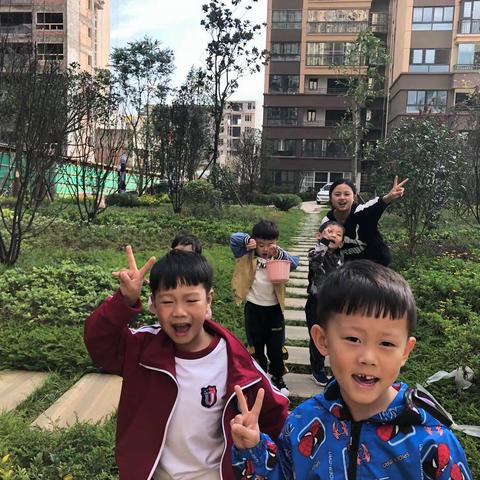 《感受秋天》秋天是什么样子的？我们一起去户外探索吧