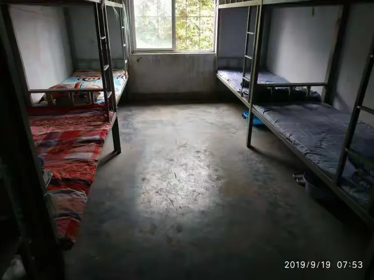 洧川镇红旗中学寝室检查展示