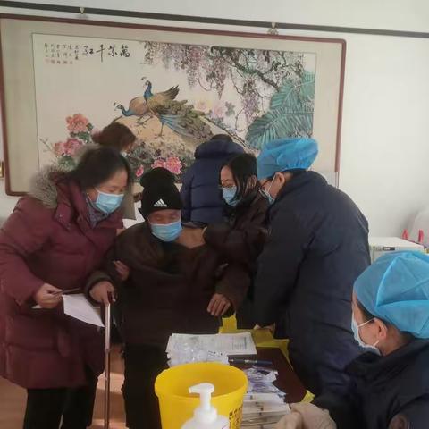新冠疫苗加强针再进社区 百岁老人成功接种