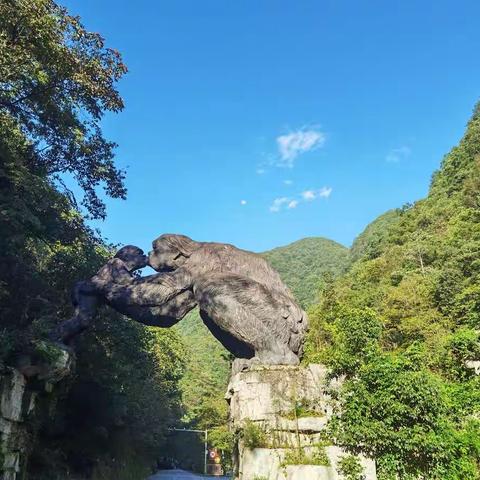 响岩河畔雷长鸣，无人区里有人行