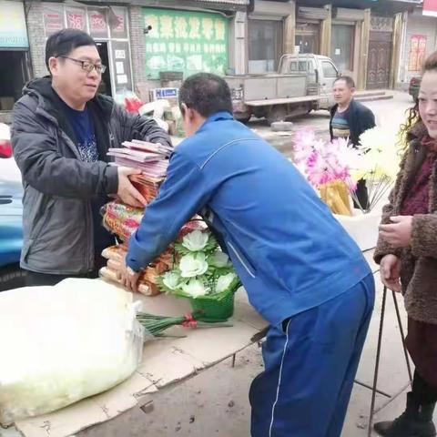 清明前夕，人行迁西支行联合市场监督管理局、城管大队重拳出击，开展整治非法使用人民币图样行动