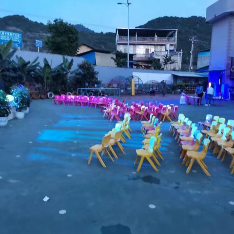 铳卡阳阳幼儿园第五届大班毕业典礼——放手去爱、独立成长之勇敢之夜