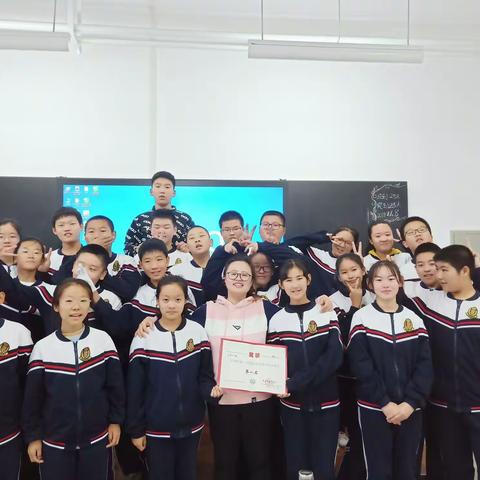 青春如火，超越自我，七年一班，奋勇拼搏。