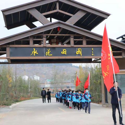 平邑县实验小学举行“学宗圣，体验丰收—刨地瓜”研学活动