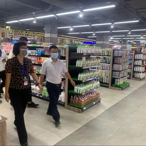 端午节小长假天涯区谢贻发副区长带队对超市、酒店进行巡查
