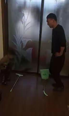 贵州路幼儿园居家亲子游戏活动：小班趣味游戏《把握快乐》