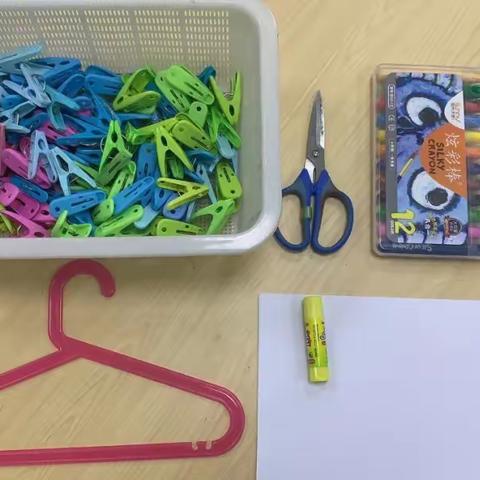 贵州路幼儿园居家亲子游戏活动：小班益智游戏《夹子宝宝齐开动》