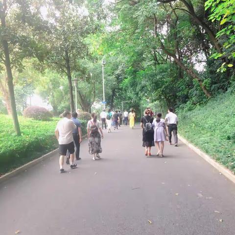 益阳市龙洲中学党总支参观益阳烈士纪念碑