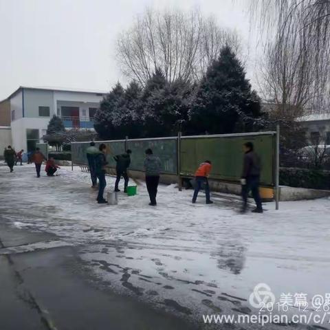 路村一中星期一早晨开学后师生自觉开始除雪活动