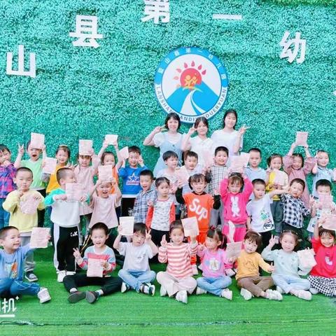 “五月的美好🌺，与我们👭共同成长🎈”——蓝山县第一幼儿园明德中二班