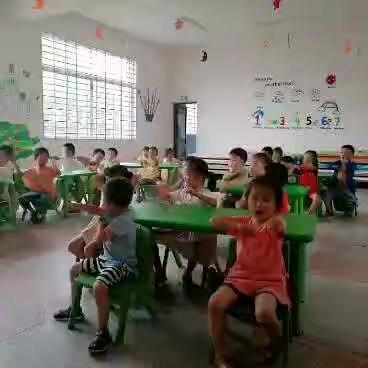 这里充满歌声和欢乐，望着一张张可爱的笑脸像清泉从心头流过，老师用微笑迎接每个孩子，让她们健康快乐成长！