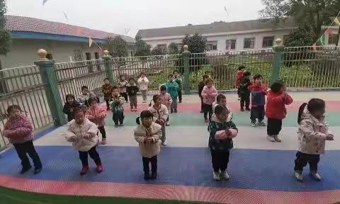 快乐游戏 快乐成长———洞坪幼儿园中班游戏活动美篇　微风不燥 胜日婉晴采撷一缕晨光描摹一滴朝露播撒一路芬芳