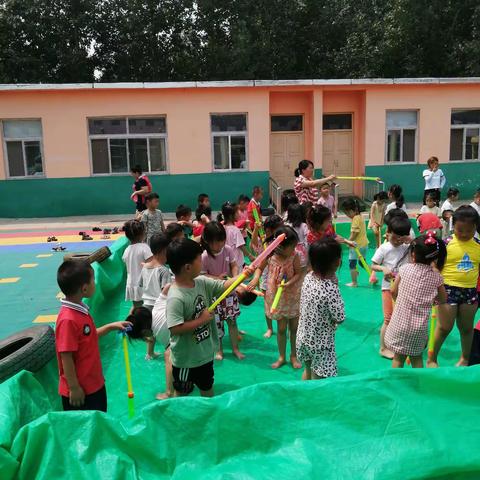 西丁幼儿园的水上活动“泡沫之夏”