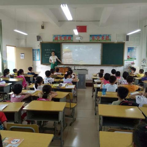 2017-2018第一学期，一年级五班新生入学，大手拉小手，双创一起走