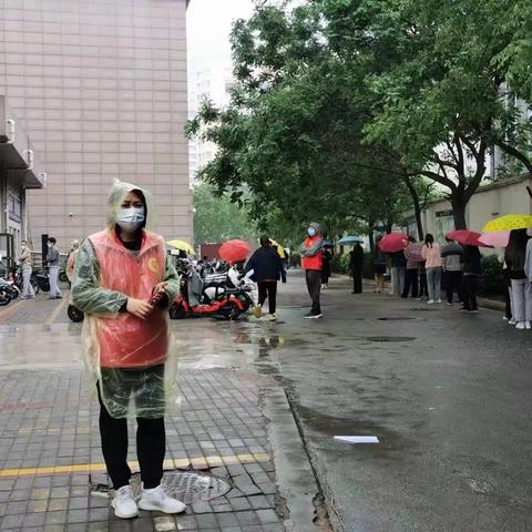 管城回族区税务局——雨中坚守，只为“疫”过天晴