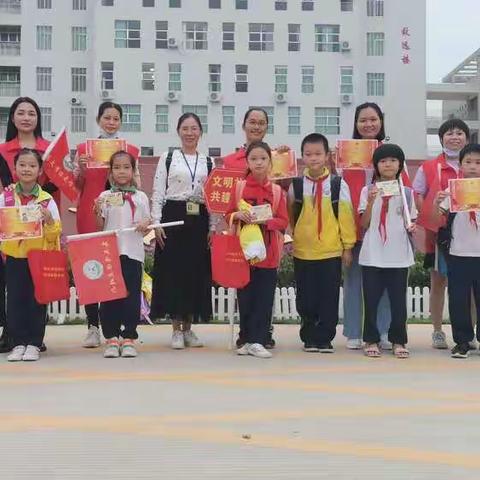 点点志愿红，深深护学情 ——记高文小学三4班志愿者活动