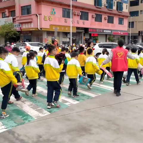 最美雨中志愿红  风雨无阻护学忙——记高文小学五4班志愿者活动日