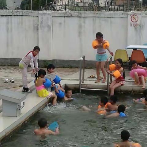 快乐游泳课 有效预防溺水