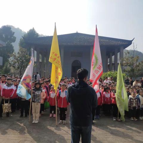 走近自然，体验绿水青山——青木川镇九年制学校组织徒步活动