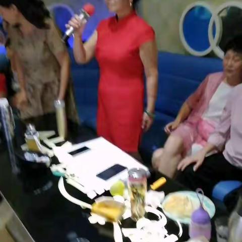 今天特开心，与美女们在歌厅唱歌🌷🌷