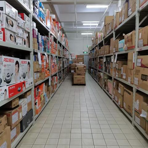 百货用品仓库整理图片