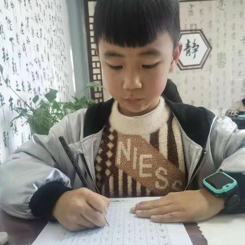 景义书写得很好  很认真专注度也很高
