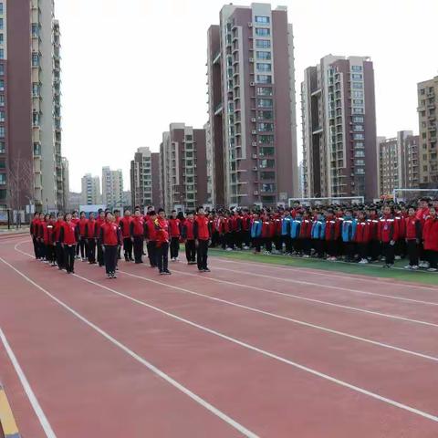青春向未来，奋斗正当时——开发区实验中学西校区第一周升旗仪式暨诚毅大讲堂第一讲