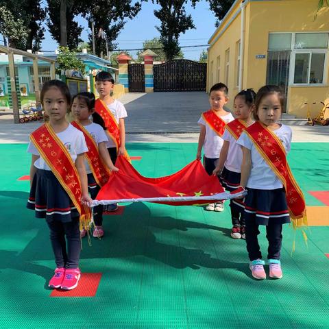 “祖国妈妈 生日快乐”大三班国庆节活动之制作彩旗。