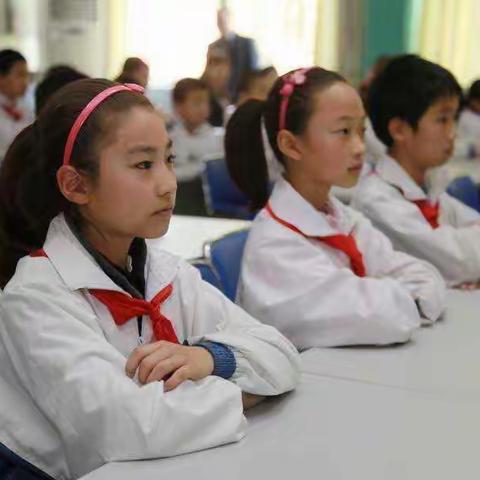 聚精会神在听讲